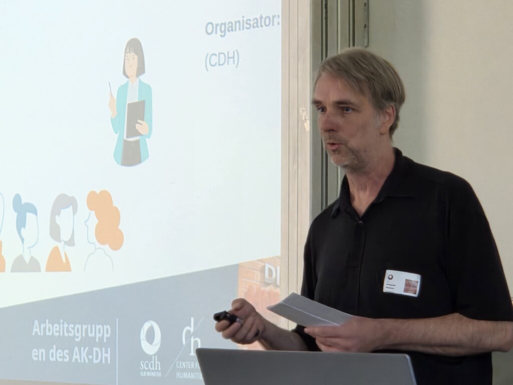 Dr. Immanuel Normann bei der Vorstellung der Arbeitsgruppen im Arbeitskreis DH