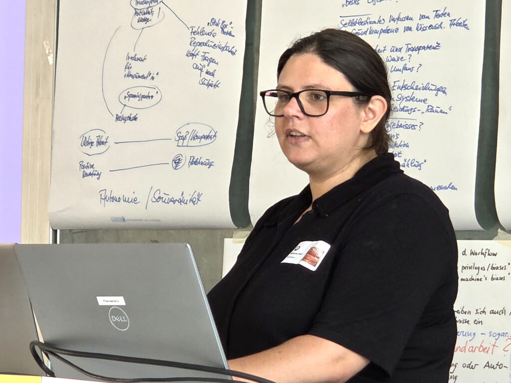 Foto: Katharina Dietz (SCDH) stellt ebenfalls Diskussionsergebnisse vor.